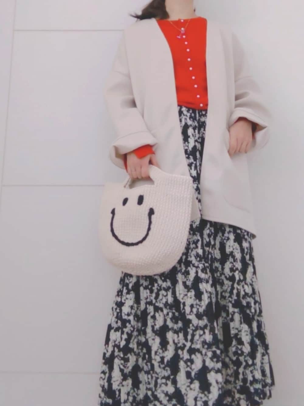 ホワイト系のバッグ、レッド系のカーディガン/ボレロ、ブラック系のスカートを着用したレディースの春コーディネートの2枚目の写真