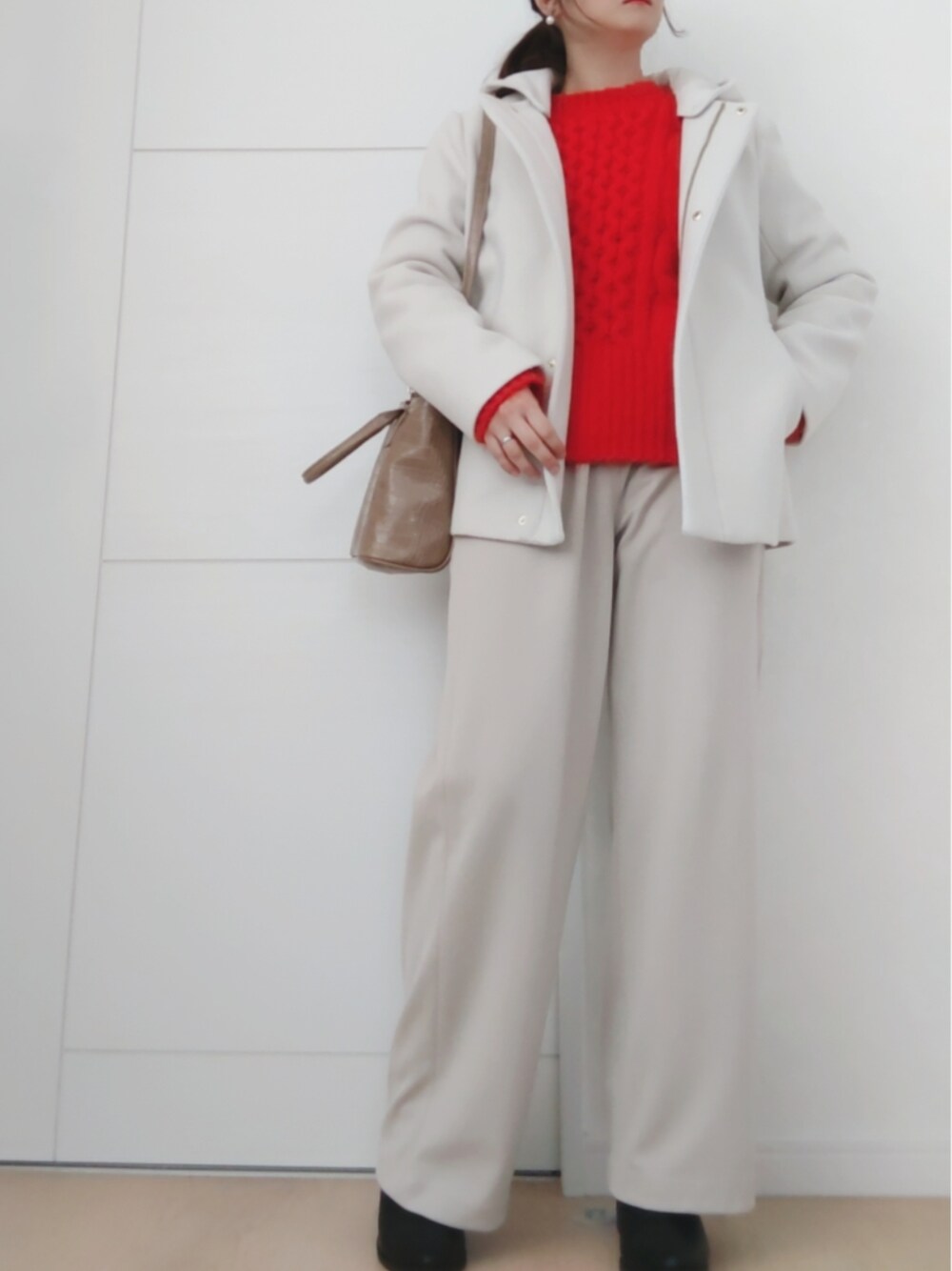 「オトナカジュアル、カジュアルコーデ、おしゃれさんと繋がりたい、145cm、145cmコーデ、低身長、低身長コーデ、低身長女子、赤ニット、赤×ベージュ、30代、30代コーデ、プチプラコーデ、猫イヤリング、骨格ウェーブ」｜「KOBE LETTUCEのケーブルフェザーニット（ニット/セーター、レッド系）」を使った、minicocochan【相互フォロー】さん（レディース・145cm）の冬コーディネートの1枚目の写真