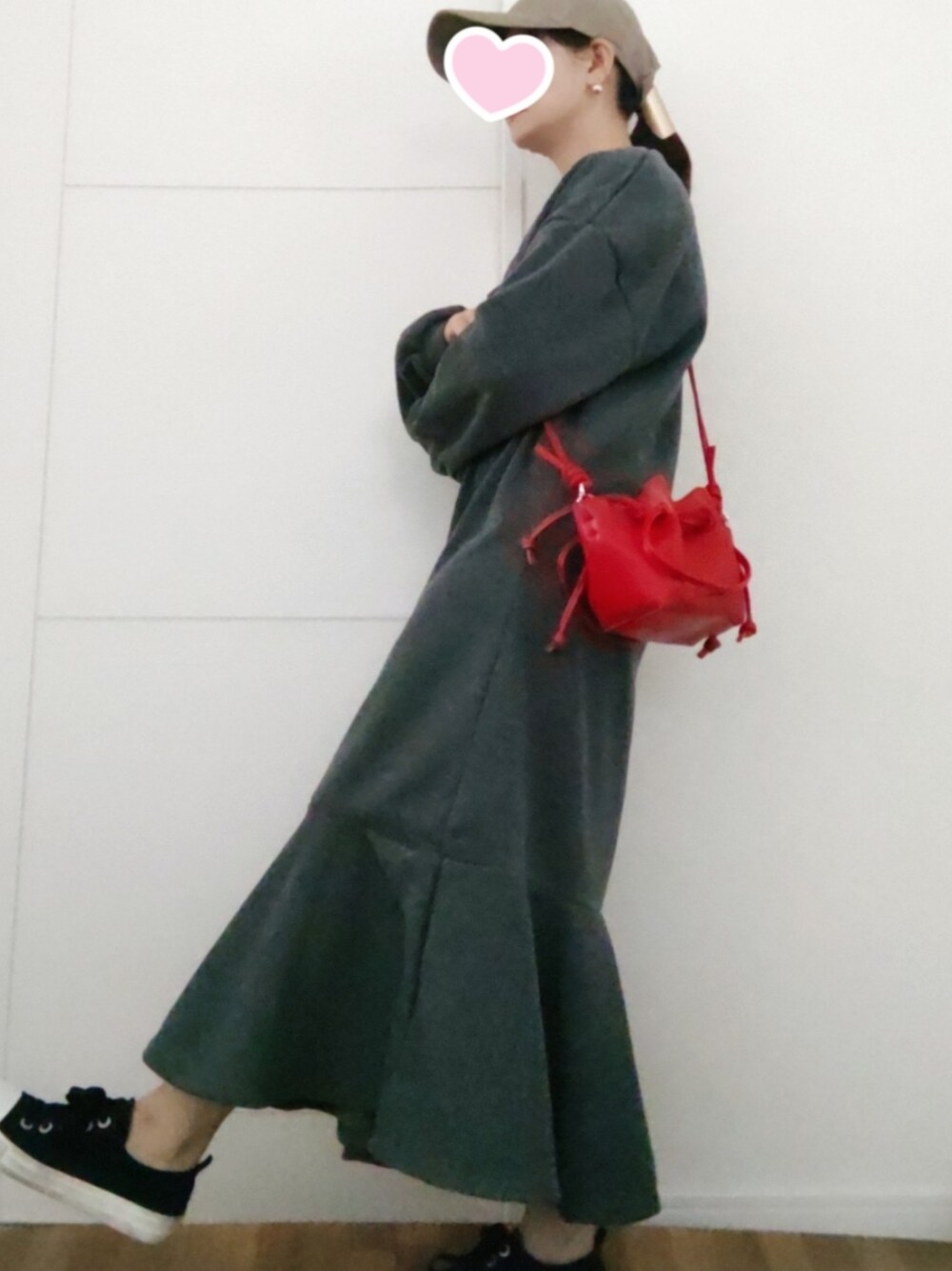 「大人女子、リラックススタイル、低身長、低身長コーデ、低身長女子、お洒落さんとつながりたい、春の寒い日コーデ、145cm、145cmコーデ、minicocoTOKYO、minicocoコーデ、グレー×赤、骨格ウェーブ、ママコーデ、シルバーイヤリング」｜「fifthのアイテム（ショルダーバッグ、レッド系）」を使った、minicocochan【相互フォロー】さん（レディース・145cm）の春コーディネートの1枚目の写真
