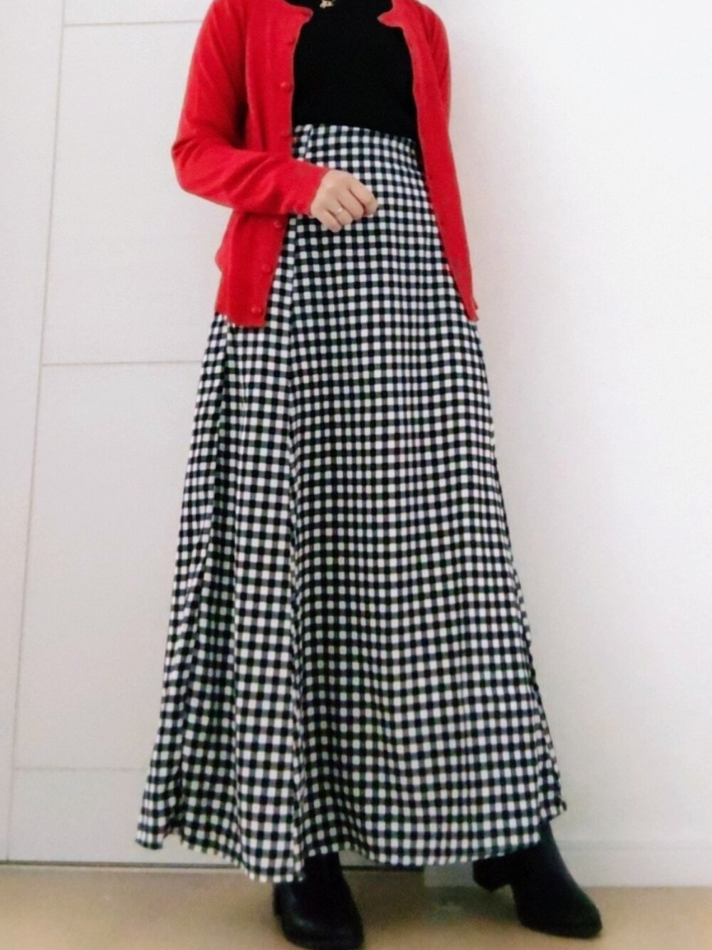 「春、オトナ女子、低身長、低身長コーデ、低身長女子、145cm、145cmコーデ、ギンガムチェック、ギンガムチェックスカート、骨格ウェーブ、赤カーディガン、モノトーン、30代」|「KOBE LETTUCEの【低身長向けSサイズあり】ハイウエストロングフレアスカート(スカート、ブラック系)」を使った、minicocochan【相互フォロー】さん(レディース・145cm)の冬コーディネートの2枚目の写真