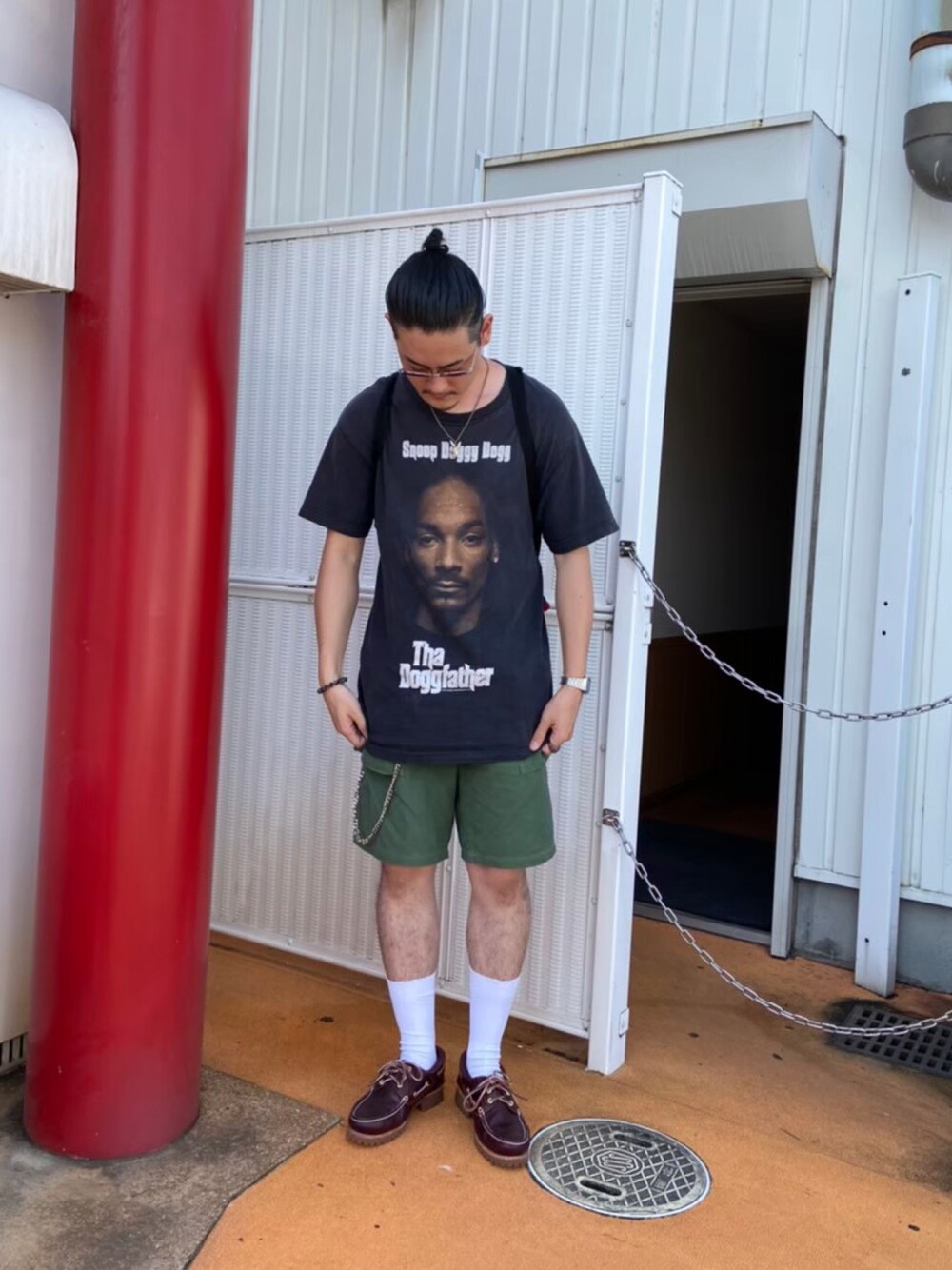「夏、休日スタイル、お洒落さんとつながりたい、メンズコーデ、ストリート、短パン、カーゴパンツ、HIPHOP、ストリートカジュアル、サングラス男子」｜「Timberlandの【Timberland(ティンバーランド)】3INモカシン（モカシン/デッキシューズ、ブラウン系）」を使った、seanipさん（メンズ・176cm）の夏コーディネートの1枚目の写真