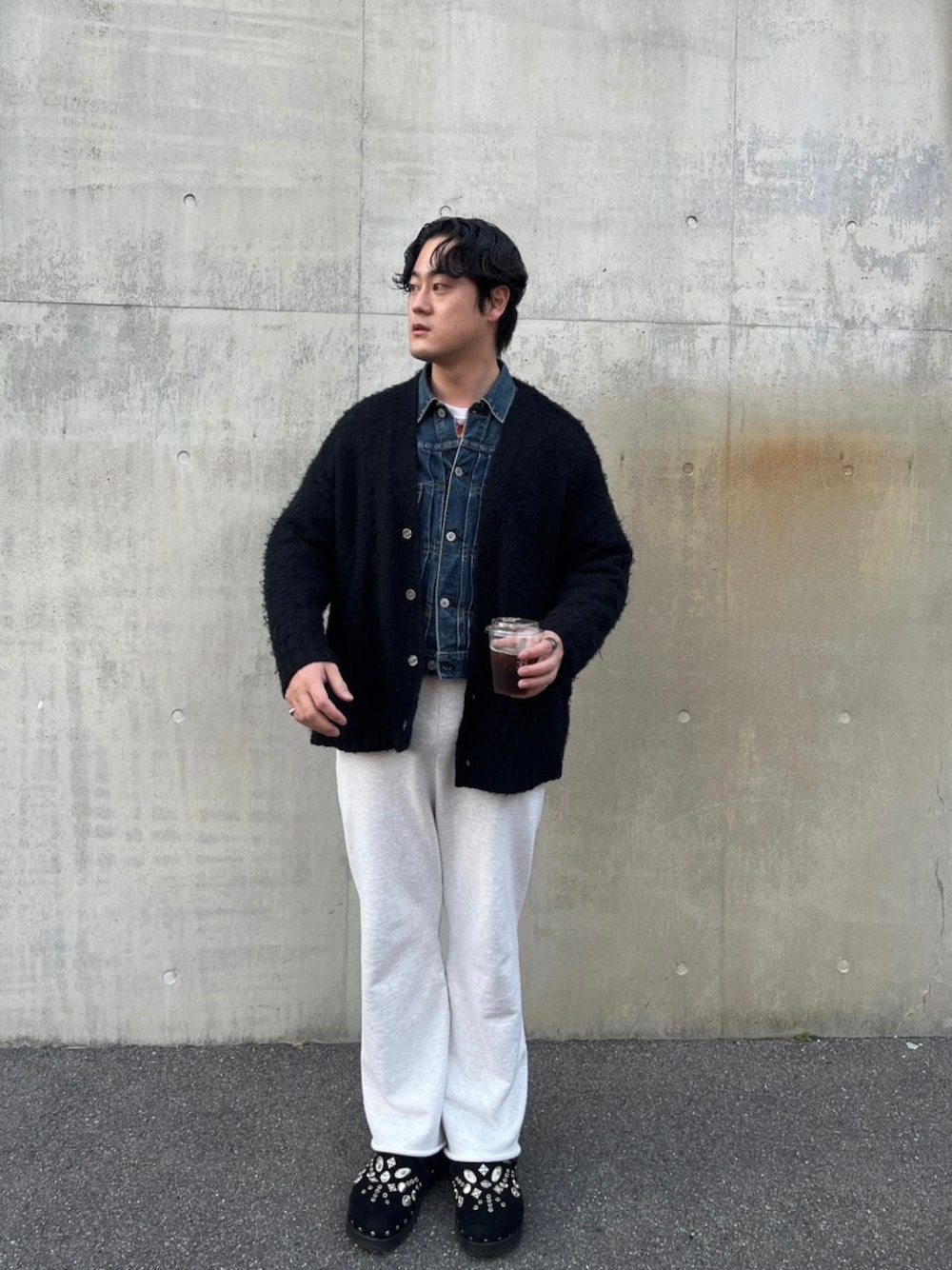 「おしゃれさんと繋がりたい、今日のコーデ、オトナカジュアル、シンプルコーデ、メンズファッション、きれいめカジュアル、Levi's、古着MIX、vintage、スウェットパンツ、TOGA、bowwow、フリークスストア、休日スタイル、休日コーデ」｜「TOGAのアイテム（その他シューズ、ブラック系）」を使った、seanipさん（メンズ・176cm）の冬コーディネートの1枚目の写真
