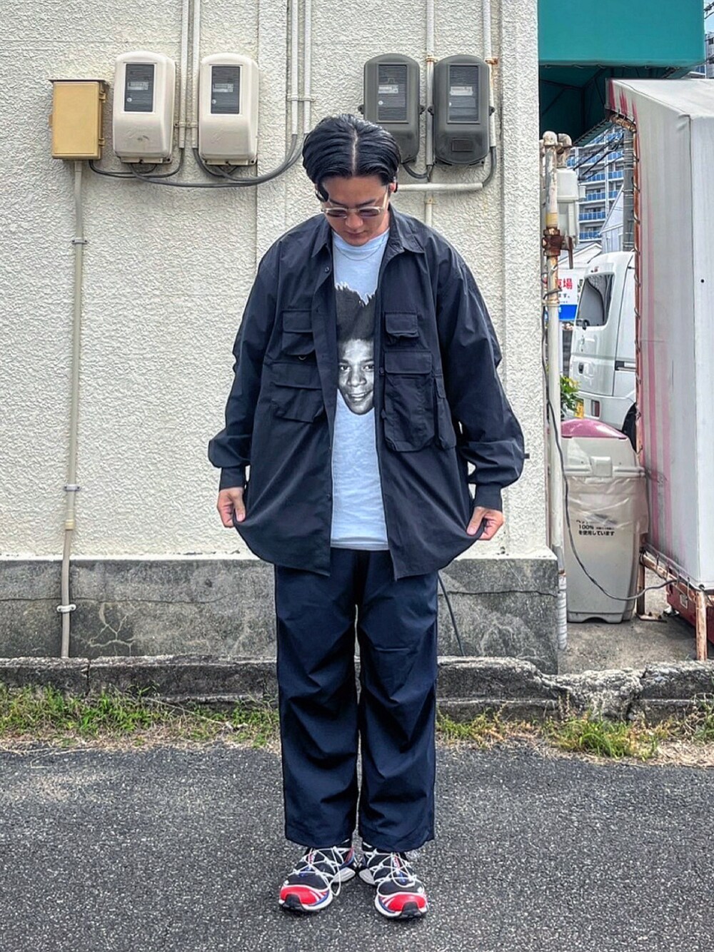 「シンプルコーデ、お出かけコーデ、ビッグシルエット、メンズファッション、カジュアルコーデ、スニーカーコーデ、シンプルスタイル、スポーツミックス、オトナカジュアル、黒、SALOMON、DAIWAPIER39、fleshservice、WACKO MARIA、サングラス」｜「DAIWA PIER39のMulch Pocket Easy Shirt（トップス、ブラック系）」を使った、seanipさん（メンズ・176cm）の春コーディネートの1枚目の写真