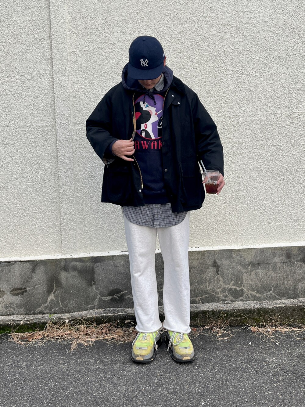「カジュアルコーデ、メンズファッション、いいね、save、フォローお願いします🤑、レイヤードスタイル、サングラス、シャツ、古着、barbour、NEW ERA、BALENCIAGA、スウェット、休日スタイル、休日コーデ、パーカー、キャップ」｜「BOW WOWのSWEAT PANTS（スウェットパンツ、グレー系）」を使った、seanipさん（メンズ・176cm）の冬コーディネートの1枚目の写真