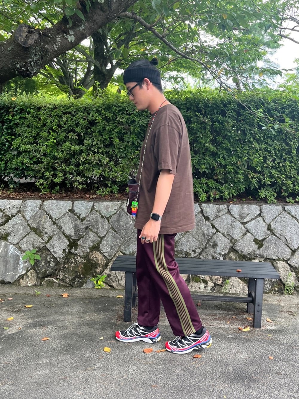 「夏コーデ、シルバーアクセサリー、メガネ男子、ビッグT、おしゃれさんと繋がりたい、休日コーデ、ジャージ、ジャージーパンツ、マンバン、マンバンヘア、いいね、save、フォローお願いします🤑、スニーカーコーデ、ショルダーバッグ、カラーコーデ、メガネ部」｜「CAMBERの【CAMBER/キャンバー】2XL ポケット無し製品染めカラー◆：Tシャツ（Tシャツ/カットソー、ブラウン系）」を使った、seanipさん（メンズ・176cm）の夏コーディネートの1枚目の写真