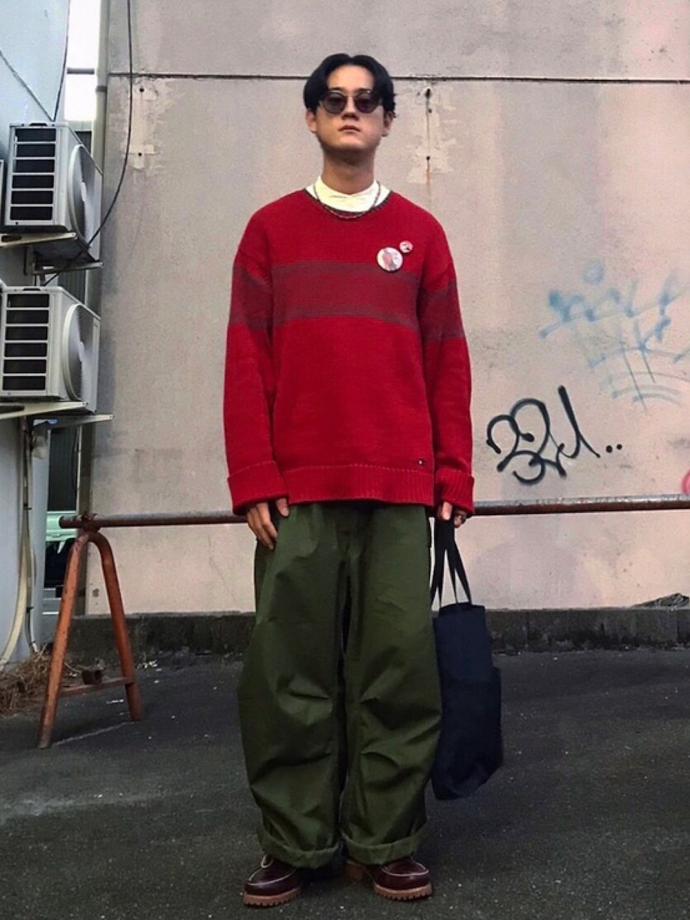 「古着、秋のコーデ、オーバーサイズ、古着ミックス、古着MIX、秋服、カジュアルコーデ、古着好き、古着コーデ、古着男子、秋冬コーデ、おしゃれさんと繋がりたい、古着好きな人と繋がりたい、ファッションの力を信じよう、wearhalloween2021」｜「TOMMYのアイテム（ニット/セーター、レッド系）」を使った、seanipさん（メンズ・176cm）の秋コーディネートの1枚目の写真