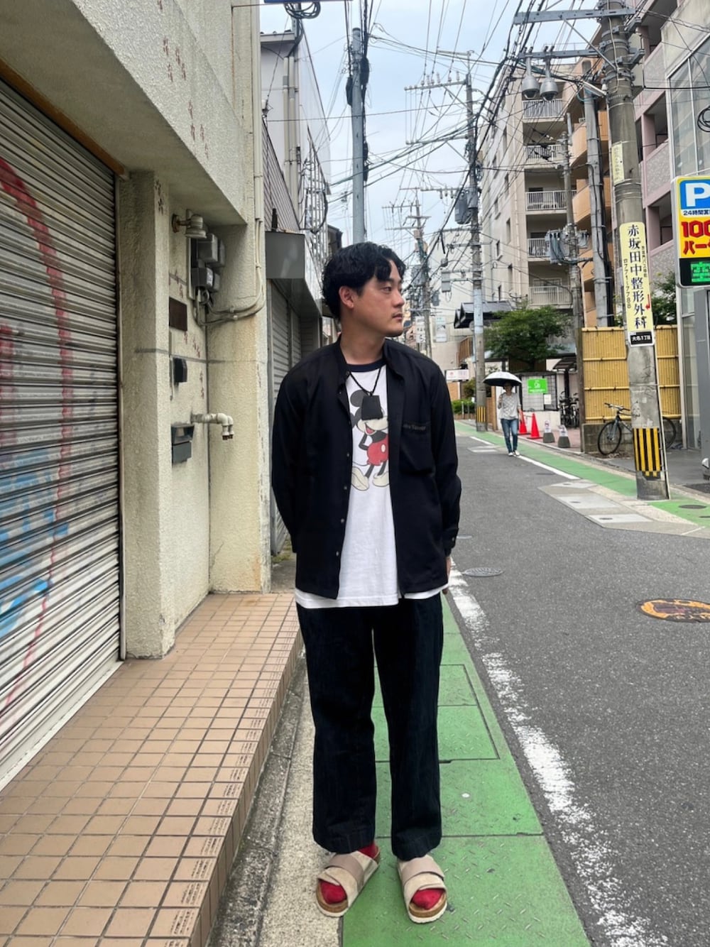 「シンプルスタイル、今日のコーデ、カジュアル、大人コーデ、休日コーデ、オトナカジュアル、古着MIX、古着、ミッキー、旅行、デニム、デニムパンツ、古着男子、大人カジュアル、カジュアルコーデ」｜「BIRKENSTOCKのBIRKENSTOCK / “KYOTO” Narrow サンダル（サンダル、ベージュ系）」を使った、seanipさん（メンズ・176cm）の夏コーディネートの1枚目の写真