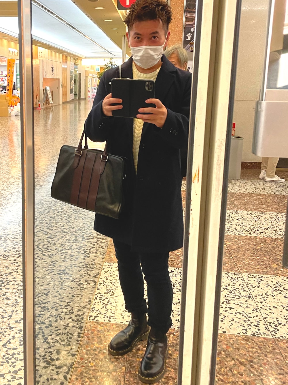 「メンズファッションプラスのアイテム（ニット/セーター、ホワイト系）」を使った、平山 理さん（メンズ・168cm）の秋コーディネートの1枚目の写真