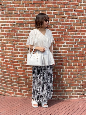 「AZUL by moussy（アズールバイマウジー）のWAIST TUCK V/N DESIGN BLOUSE/ウエストタックVネックデザインブラウス（Tシャツ/カットソー、ホワイト系）」を使った、YOuさん（レディース・158cm）の秋コーディネート