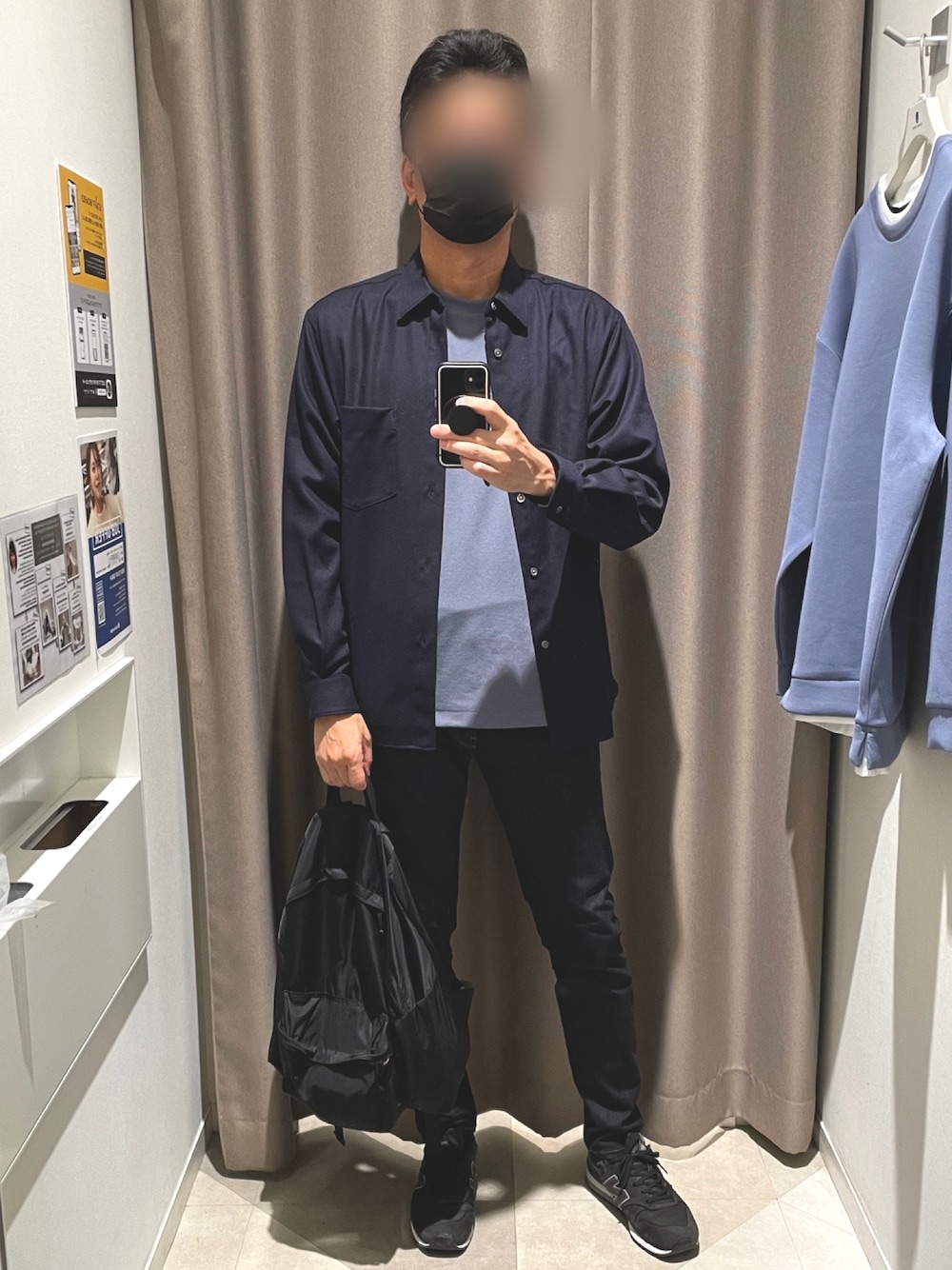 ブルー系のデニムパンツ、ブラック系のスニーカー、ブラック系のバックパック/リュックを着用したメンズの秋コーディネートの1枚目の写真
