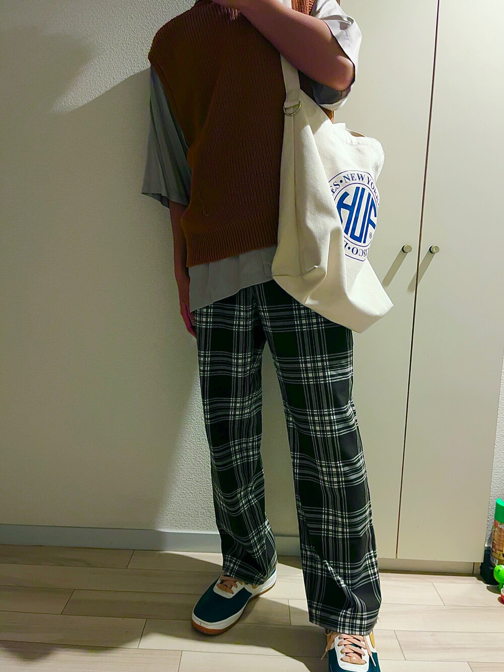 「通学コーデ、チェックパンツ ブラウン、肩幅広い族、エアフォースワン、ナイキバイユー、カジュアル、ニットベスト、家、大学生コーデ、トートバッグ手持ち」｜「古着のアイテム（ベスト、ブラウン系）」を使った、yb.さん（メンズ・177cm）の夏コーディネートの1枚目の写真