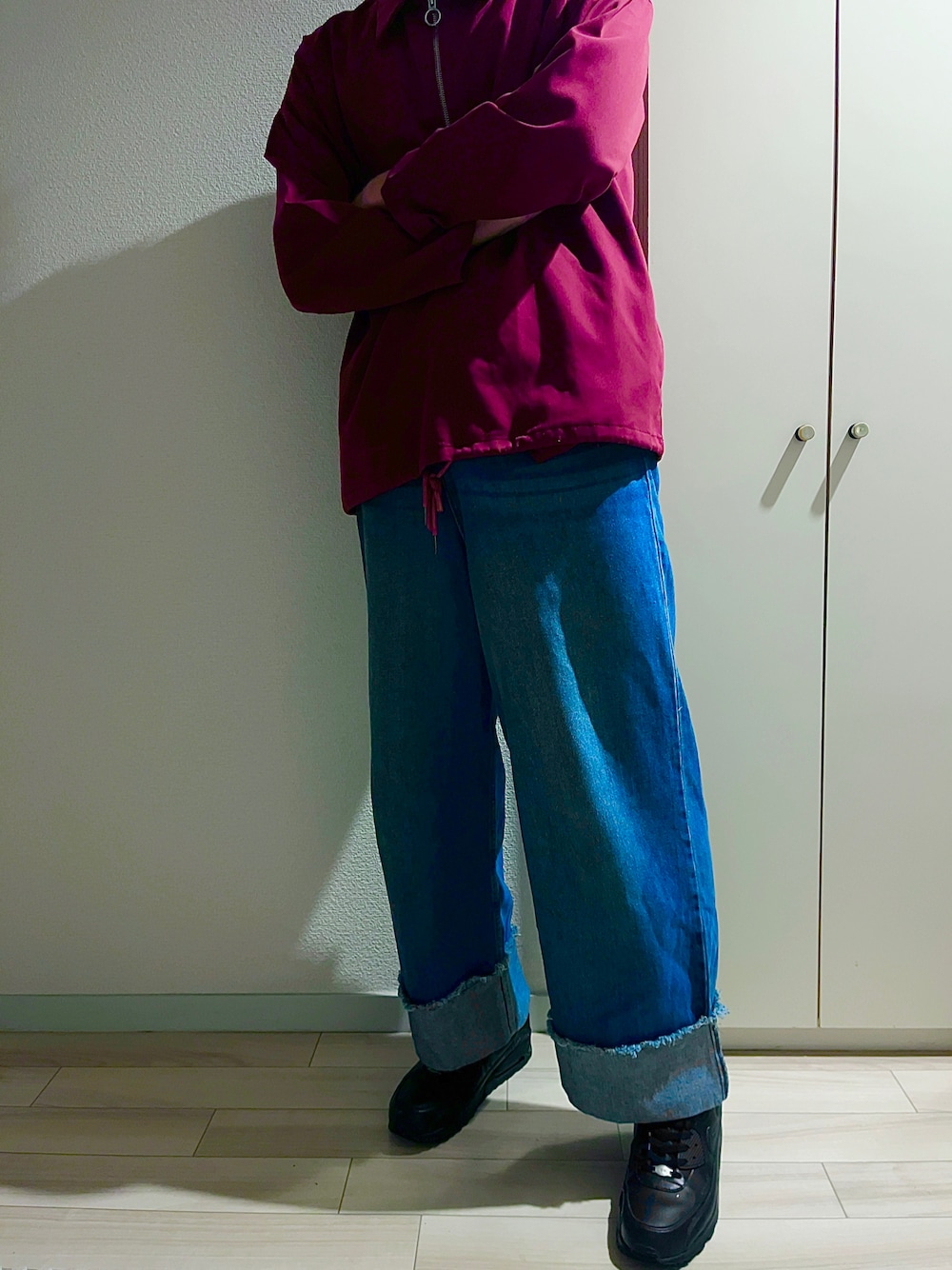 「ハーフジップ、レディース男子、オーバーサイズ、肩幅広い族、大学生コーデ、カラー×コーデ、ビッグシルエット、家、一人暮らし、エアマックス90」｜「neosの【neos -addictive design-】ビッグシルエット ハーフジップ アノラックシャツ（シャツ/ブラウス、レッド系）」を使った、yb.さん（メンズ・177cm）の夏コーディネートの1枚目の写真