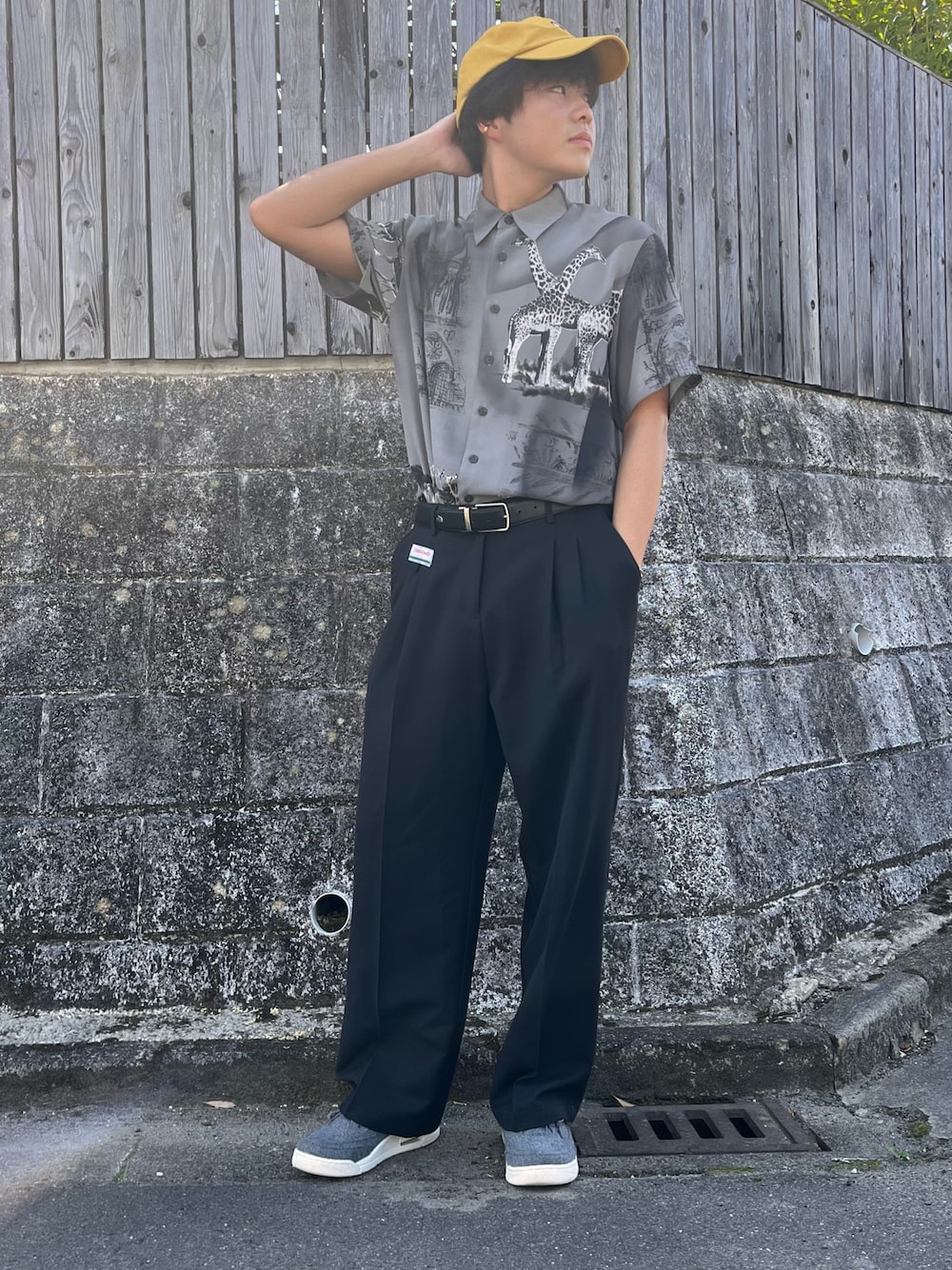 「柄シャツっていいよね、柄シャツコーデ、イエローキャップ、westboy、エアジョーダン、黒スラックス、大学生コーデ、肩幅広い族、仙台、インスタもフォローお願いします」｜「ブランド不明のアイテム（キャップ、イエロー系）」を使った、yb.さん（メンズ・177cm）の夏コーディネートの1枚目の写真