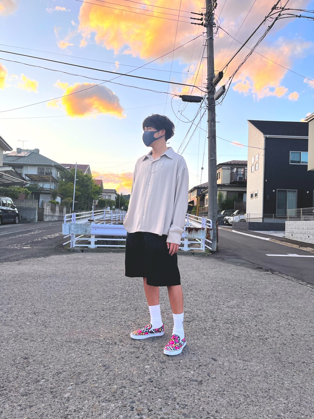その他のスニーカー、ベージュ系のシャツ/ブラウス、ブラック系のパンツを着用したメンズの春コーディネートの1枚目の写真