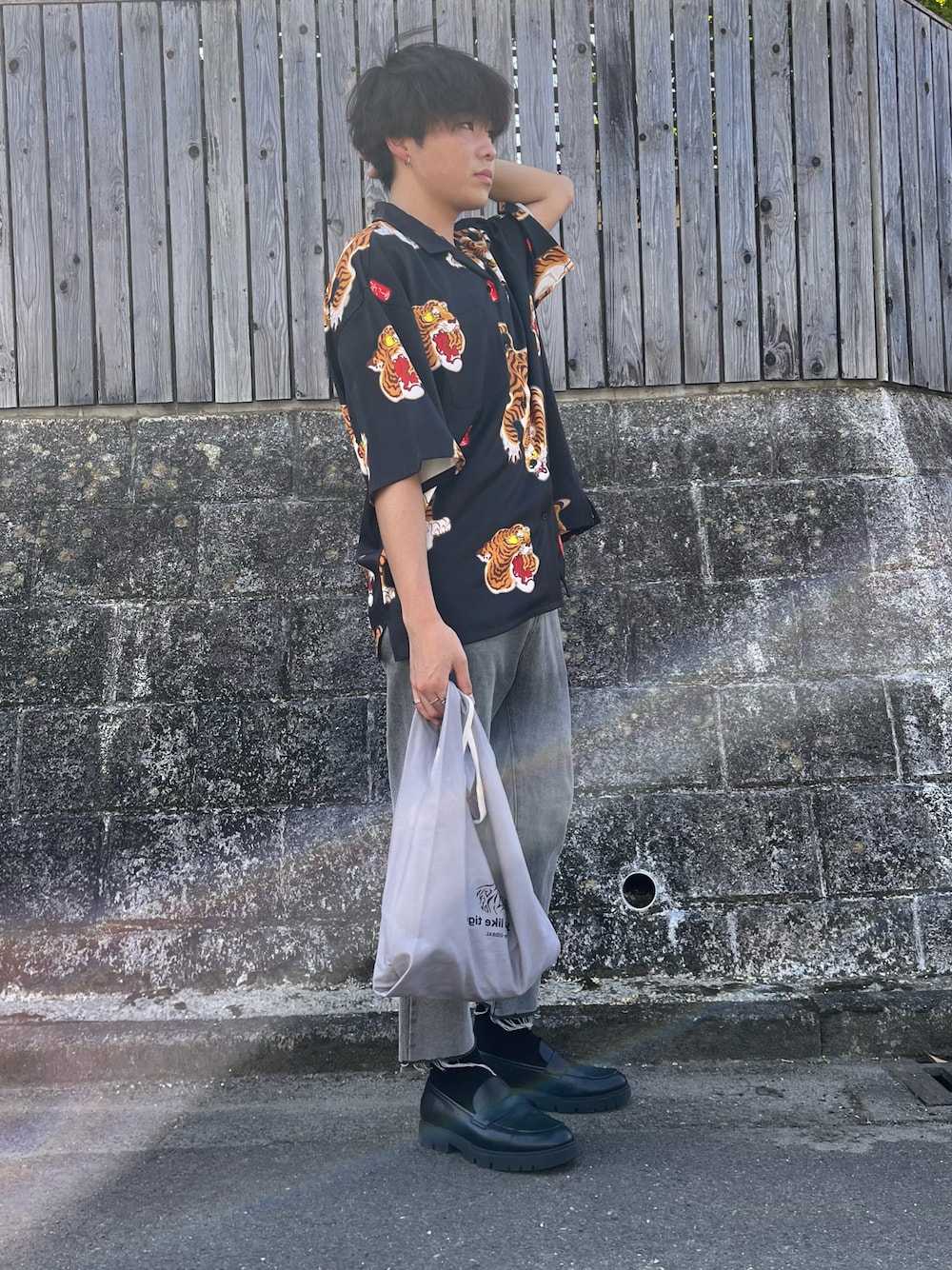 「虎柄、虎、マルシェバッグ、GIDEAL、ZARAローファー、大学生コーデ、仙台、インスタフォローしてね！、インスタもフォローお願いします、インスタやってます」｜「gidealのアイテム（シャツ/ブラウス、ブラック系）」を使った、yb.さん（メンズ・177cm）の夏コーディネートの1枚目の写真