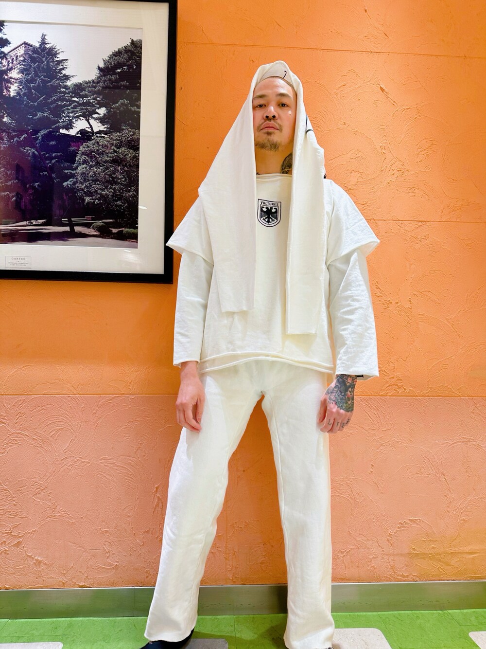 「冬のコーデ、ストリート、リラックススタイル、シンプル、ootd、レイヤードスタイル、yeezy、KanyeWest、キヅキオータニ」｜「Yeezyのvultures ボックスT（Tシャツ/カットソー、ホワイト系）」を使った、kizukiotanissaさん（メンズ・175cm）の冬コーディネートの1枚目の写真