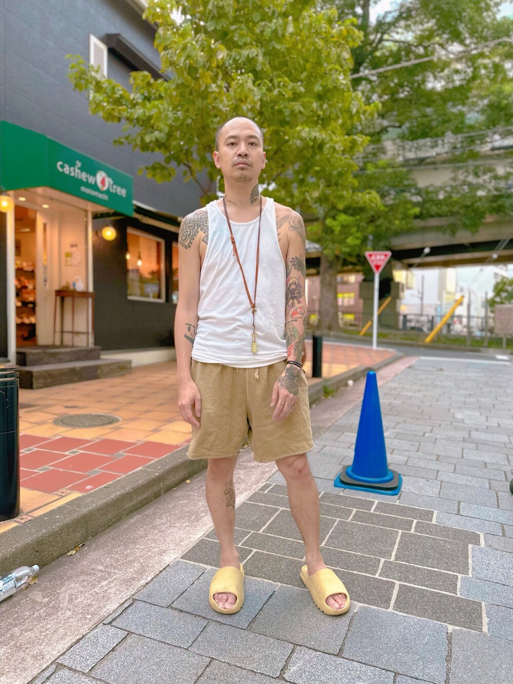 「アツいコーデ全部見せ、メンズコーデ、ラフコーデ、ゆるコーデ、シンプル、お洒落さんとつながりたい、メンズファッション、短パン、yeezy、KanyeWest、キヅキオータニ」｜「YeezyのYEEZY SLIDE PURE（サンダル、ベージュ系）」を使った、kizukiotanissaさん（メンズ・175cm）の夏コーディネートの1枚目の写真