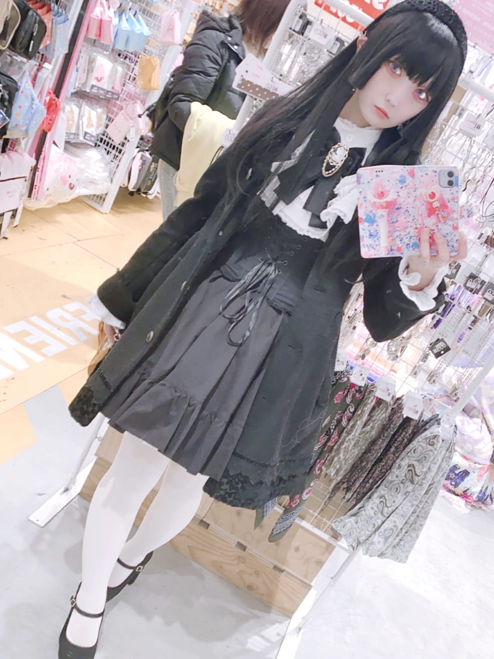 「冬コーデ、ゴスロリ」｜「tutuannaのアイテム（タイツ/ストッキング、ホワイト系）」を使った、星ヲ輪ユメカさん（レディース・156cm）の春コーディネートの1枚目の写真