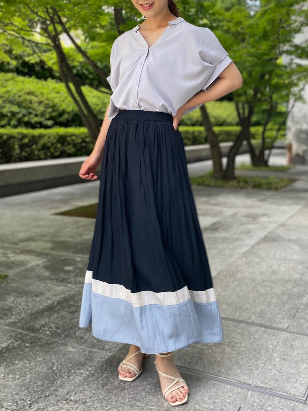 「初夏コーデ、夏コーデ、オトナカジュアル、オフィスカジュアル、きれいめカジュアル、ママファッション、ママコーデ、シンプルコーデ、カジュアル、休日スタイル、シンプル、キレイめ、プチプラ、スープ、SOUP」｜「SOUPのキザミエリブラウス（シャツ/ブラウス、ブルー系）」を使った、SOUPさん（レディース・163cm）の春コーディネートの1枚目の写真