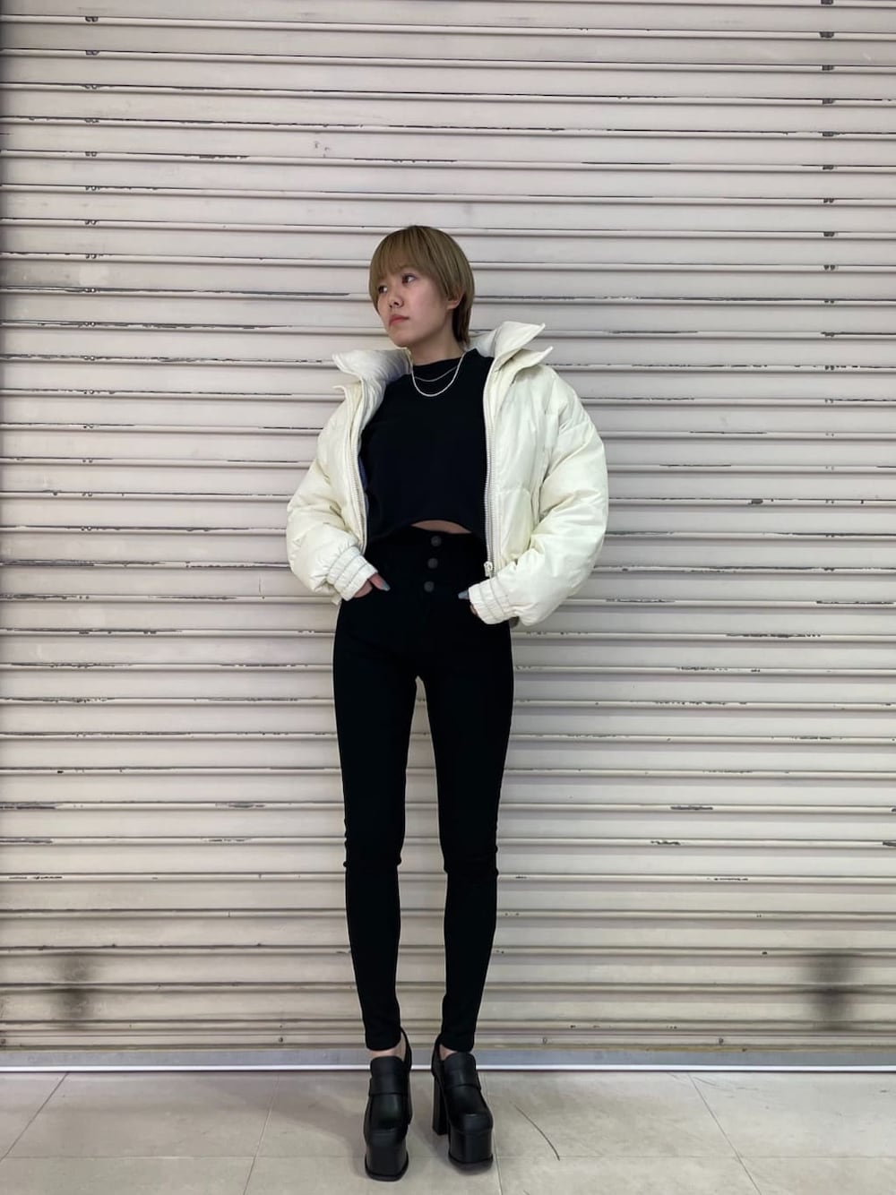 ブラック系のTシャツ/カットソー、ブラック系のデニムパンツ、ブラック系のローファーを着用したレディースの冬コーディネートの1枚目の写真