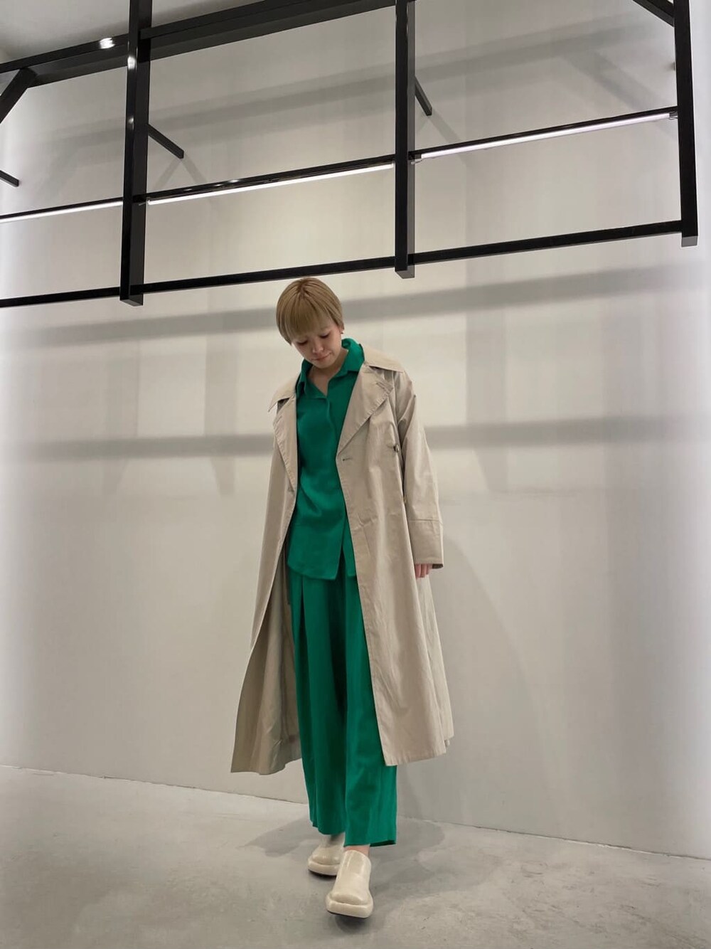 グリーン系のシャツ/ブラウス、グリーン系のその他パンツ、ベージュ系のトレンチコートを着用したレディースの冬コーディネートの1枚目の写真