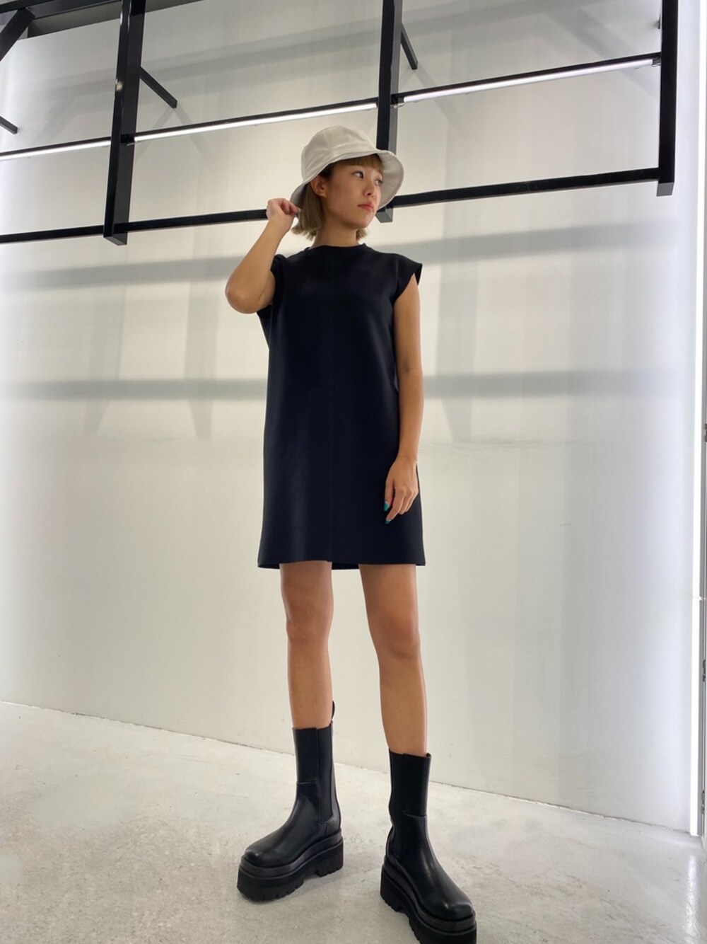 ブラック系のワンピース、ホワイト系のハットを着用したレディースの夏コーディネートの1枚目の写真