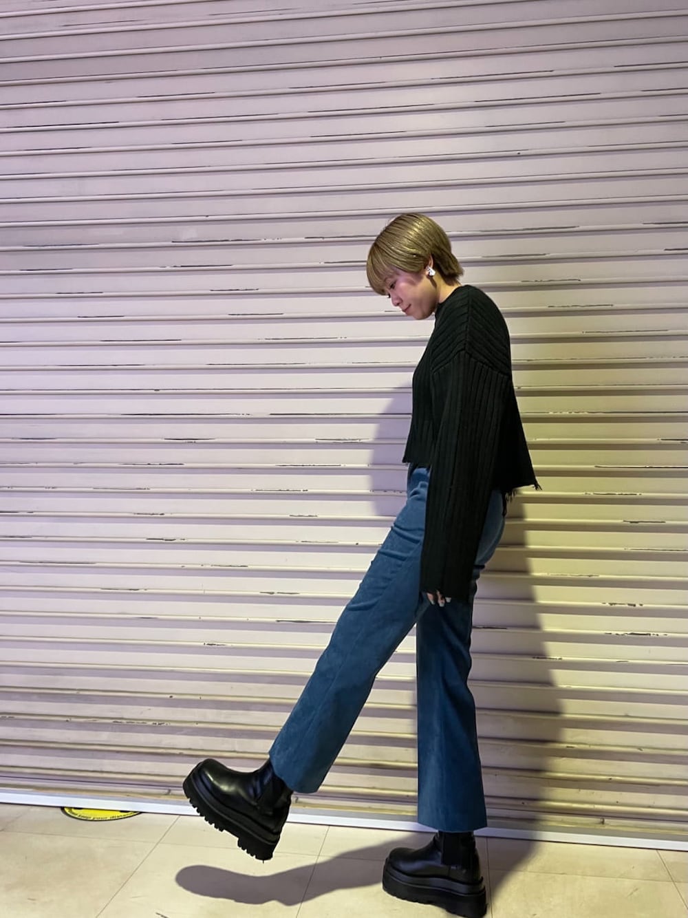 ブラック系のニット/セーター、ブルー系のその他パンツを着用したレディースの秋コーディネートの1枚目の写真