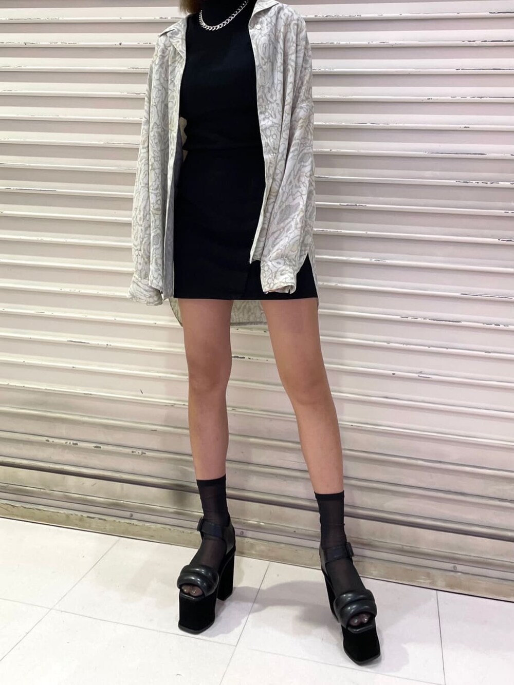 その他のシャツ/ブラウス、ブラック系のサンダル、ブラック系のTシャツ/カットソーを着用したレディースの夏コーディネートの1枚目の写真