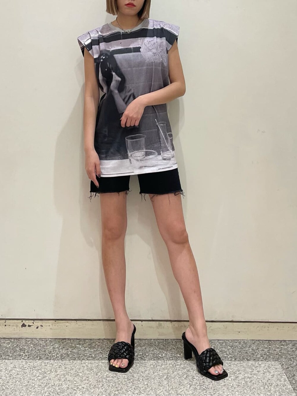 ブラック系のサンダル、ブルー系のデニムパンツ、グレー系のTシャツ/カットソーを着用したレディースの夏コーディネートの1枚目の写真