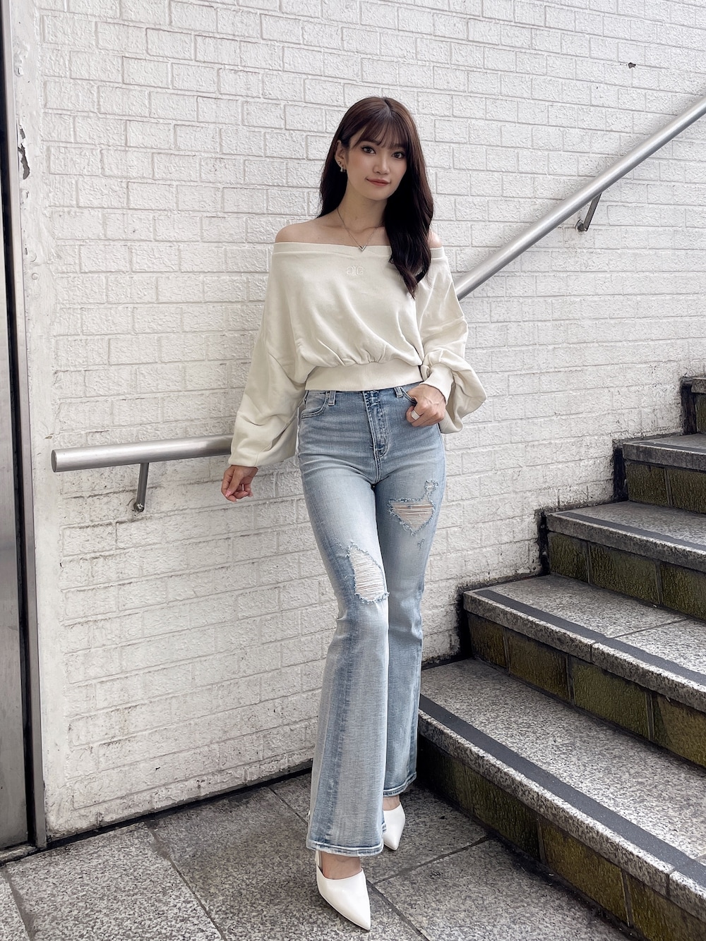「GYDAのSymmetry GYDAピグメントオフショルスウェットTOPS（スウェット、ホワイト系）」を使った、ichiさん（レディース・156cm）の夏コーディネートの1枚目の写真