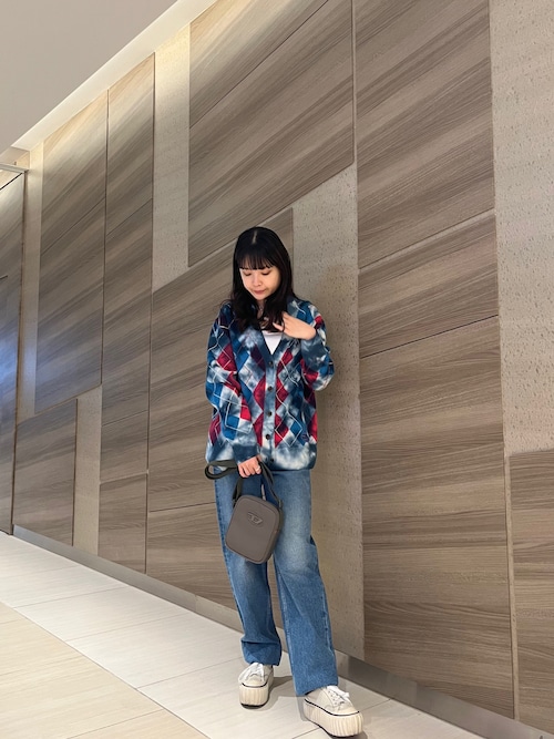 DIESELのキャミソールを使った「デニムパンツ」の人気ファッション