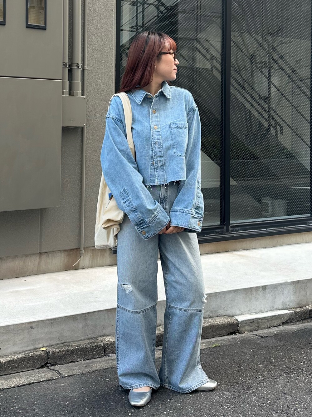 ブルー系のシャツ/ブラウス、ブルー系のデニムパンツ、ホワイト系のエコバッグ/サブバッグを着用したレディースの冬コーディネートの1枚目の写真