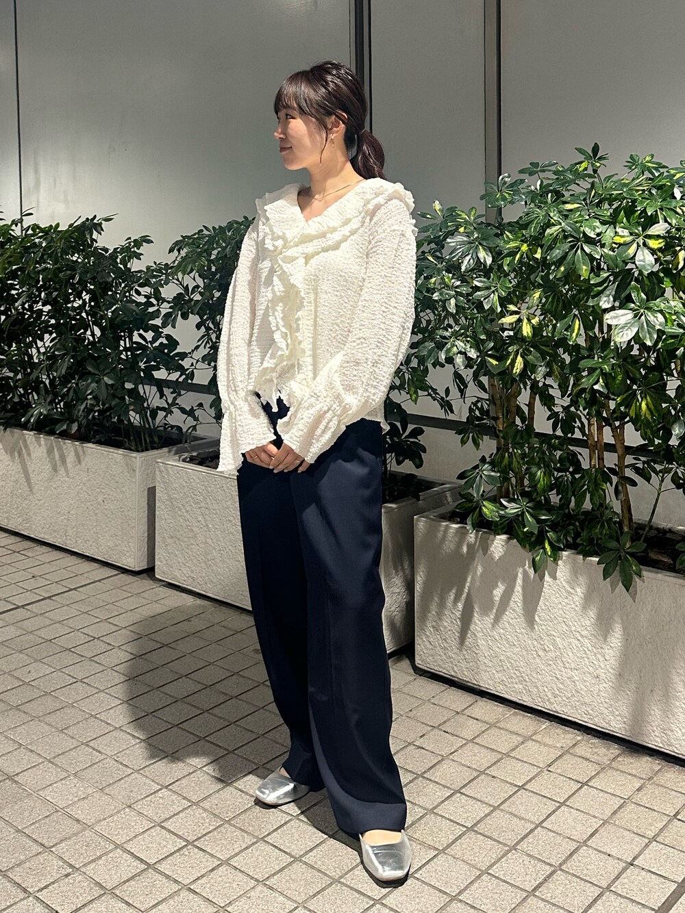 ホワイト系のシャツ/ブラウス、ブルー系のその他パンツを着用したレディースの春コーディネートの1枚目の写真