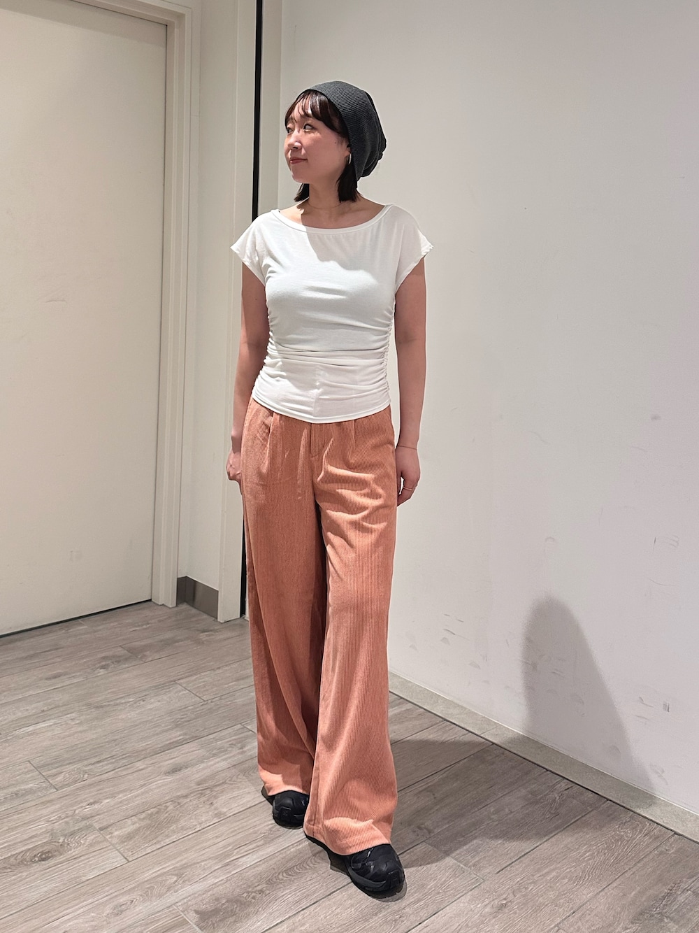ホワイト系のTシャツ/カットソー、ピンク系のその他パンツ、グレー系のニットキャップ/ビーニーを着用したレディースの秋コーディネートの1枚目の写真