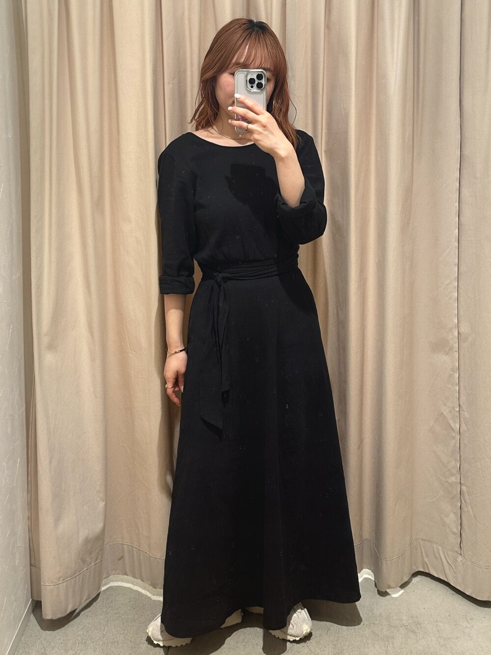 ブラック系のワンピースを着用したレディースの春コーディネートの1枚目の写真