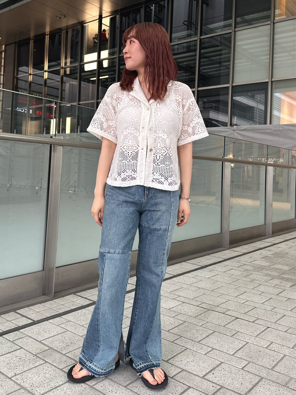 ホワイト系のシャツ/ブラウス、ブルー系のデニムパンツを着用したレディースの夏コーディネートの1枚目の写真