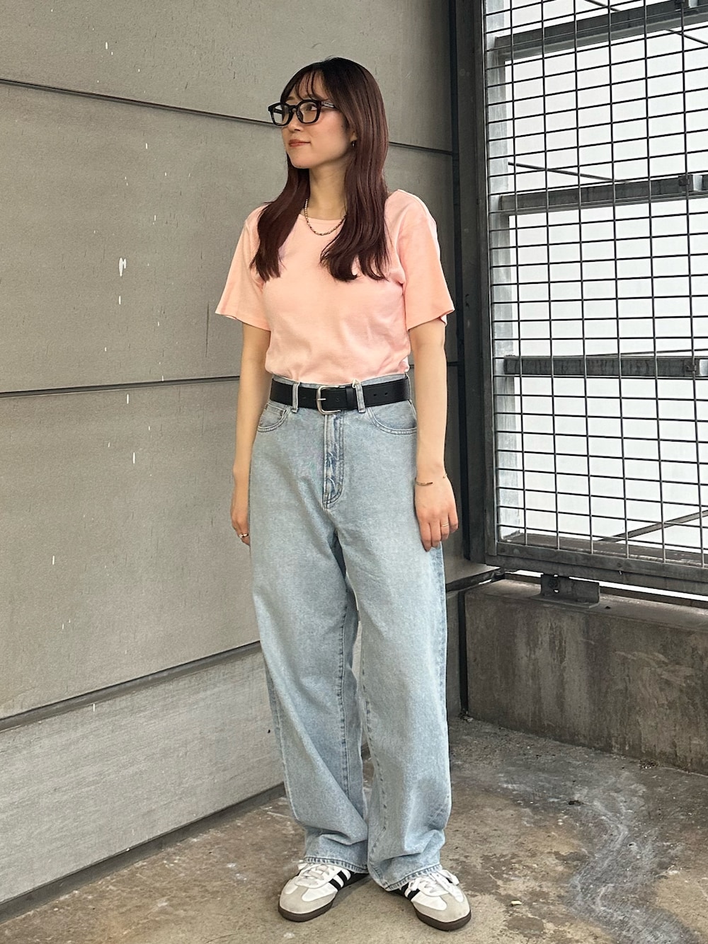 ピンク系のTシャツ/カットソー、ブルー系のデニムパンツを着用したレディースの春コーディネートの1枚目の写真