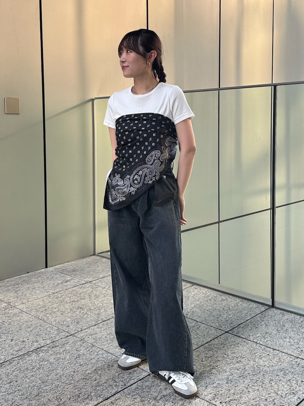 ホワイト系のTシャツ/カットソー、ブラック系のデニムパンツ、ブラック系のストール/ショールを着用したレディースの春コーディネートの1枚目の写真