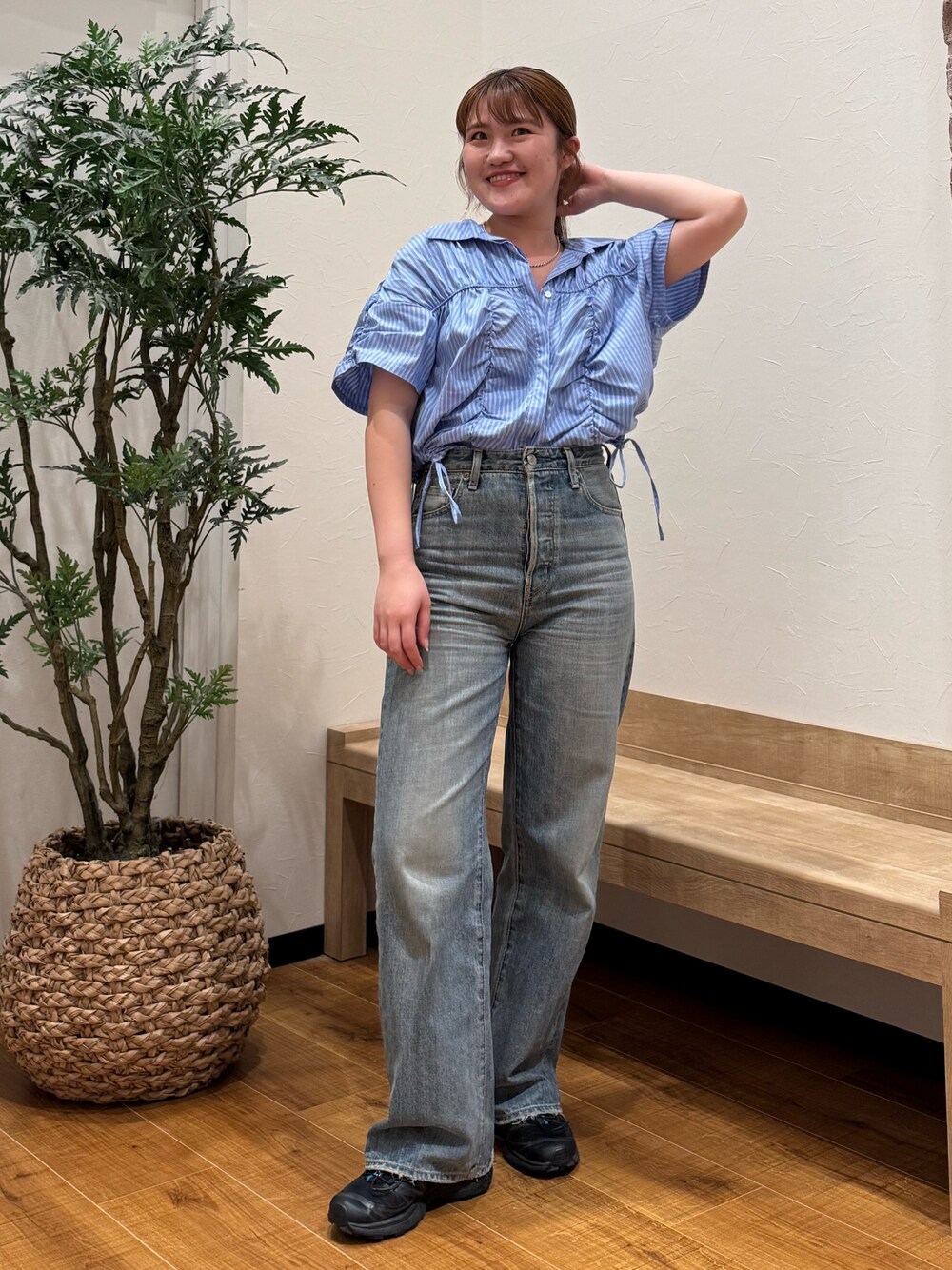 ブルー系のシャツ/ブラウス、ブルー系のデニムパンツを着用したレディースの春コーディネートの1枚目の写真