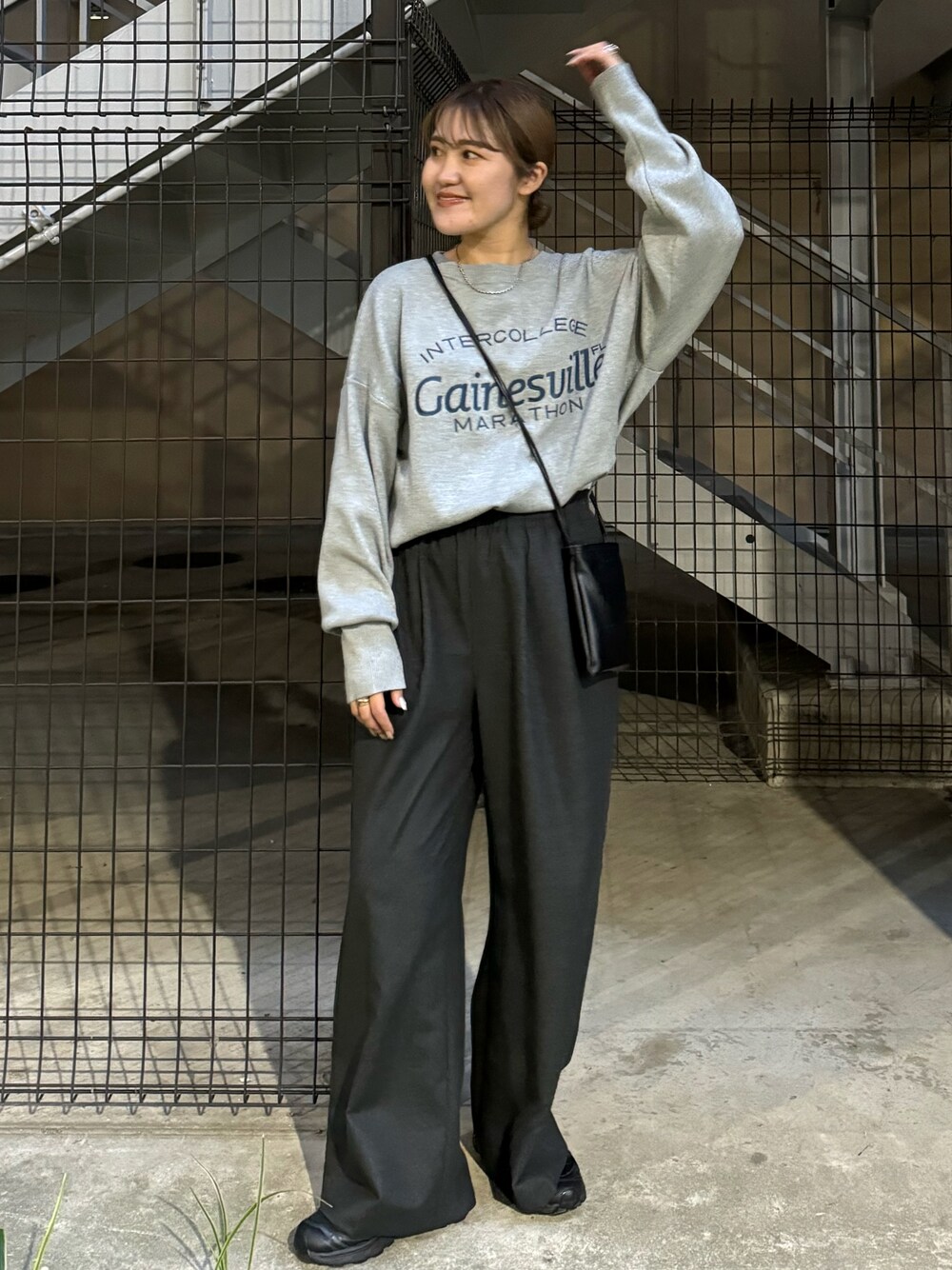 グレー系のニット/セーター、グレー系のその他パンツを着用したレディースの秋コーディネートの1枚目の写真