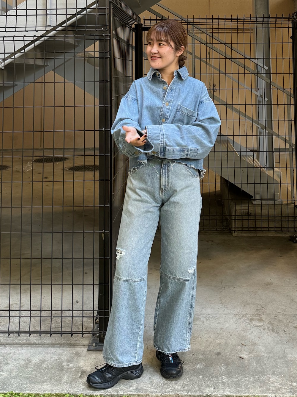 ブルー系のシャツ/ブラウス、ブルー系のデニムパンツを着用したレディースの冬コーディネートの1枚目の写真