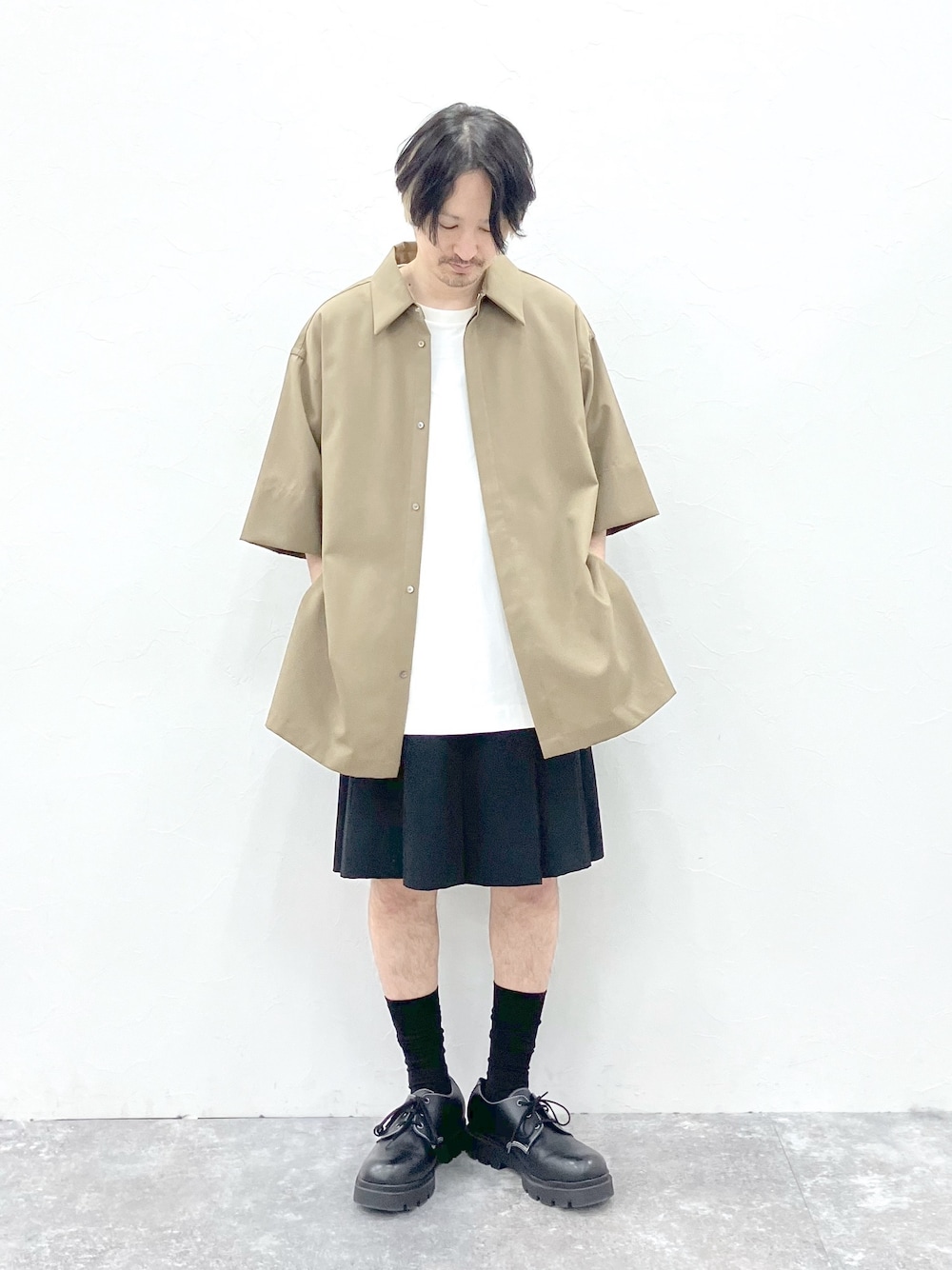 「STERNBERG、似合うラボに行こう、シンプルコーデ、シャツスタイル、ハーフパンツ、ショートパンツ、モード、きれいめカジュアル、大人カジュアル、プリーツパンツ、ベージュ、夏コーデ、シンプルスタイル、休日スタイル、レイヤードスタイル」｜「STERNBERGのSTERNBERG/ウールタイプライターシャツ/991732（シャツ/ブラウス、ブラウン系）」を使った、STERNBERGさん（メンズ・168cm）の冬コーディネートの1枚目の写真
