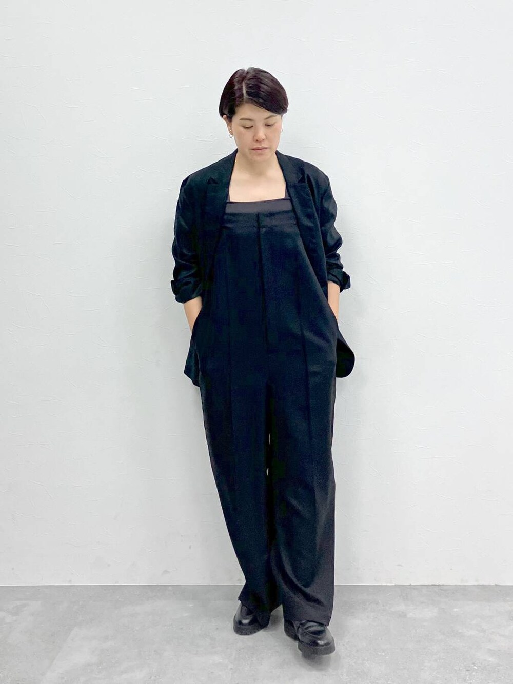 「モード、ワントーン、ベーシック/シンプル、ユニセックス、休日コーデ、高身長、高見え、リラックス、きれいめ、旅行、シンプルコーデ、STERNBERG、ジャケット、ジャケットスタイル、タンクトップ」｜「STERNBERGのオーバーリネンテーラードジャケット（テーラードジャケット、ブラック系）」を使った、STERNBERGさん（レディース・166cm）の冬コーディネートの1枚目の写真