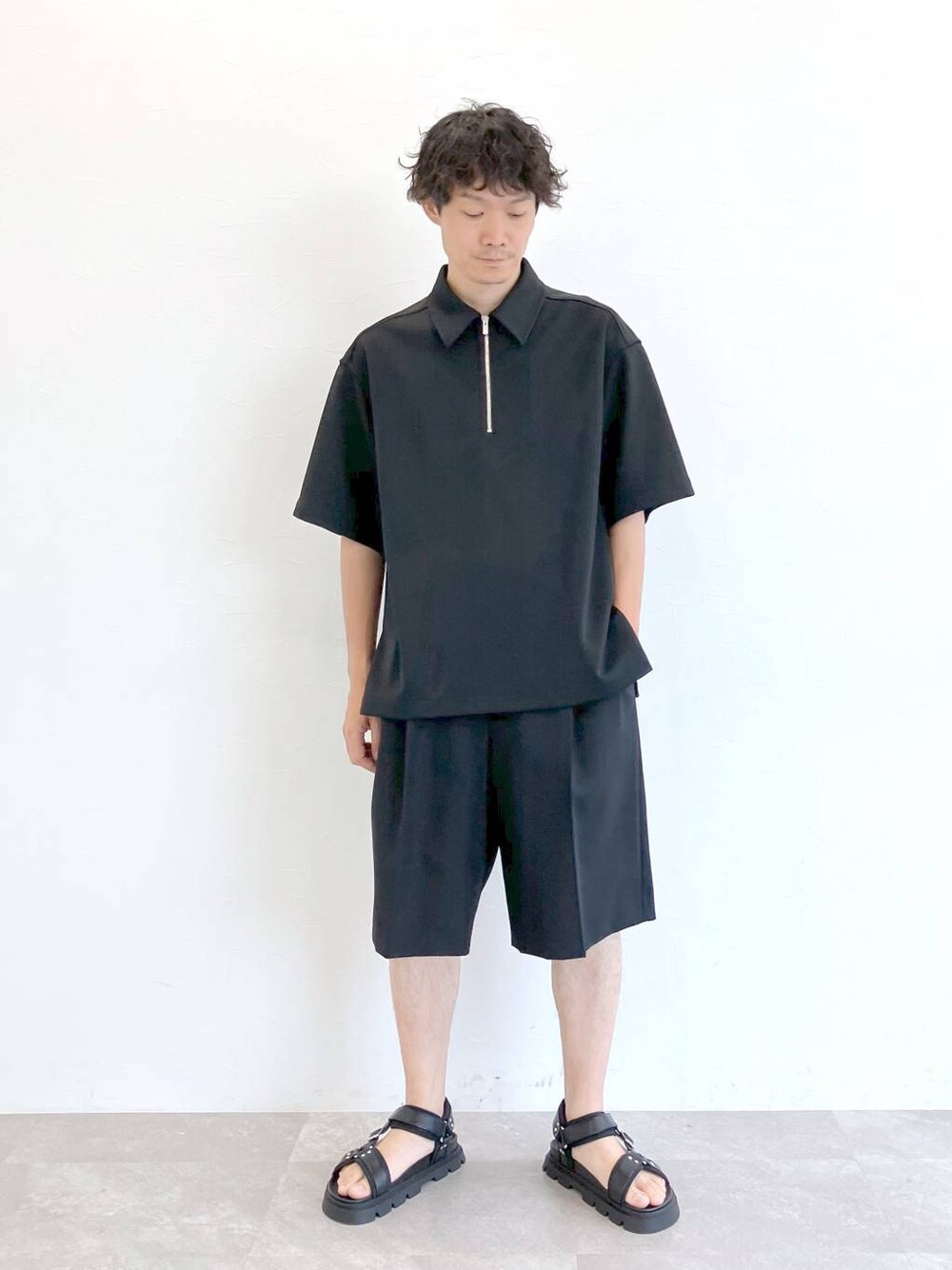 ブラック系のその他パンツを着用したメンズの夏コーディネートの1枚目の写真
