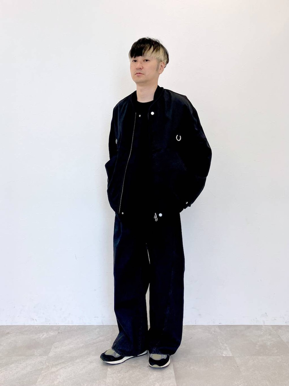 ブラック系のデニムパンツ、ブラック系のデニムパンツ、ブラック系のMA-1を着用したメンズの秋コーディネートの1枚目の写真