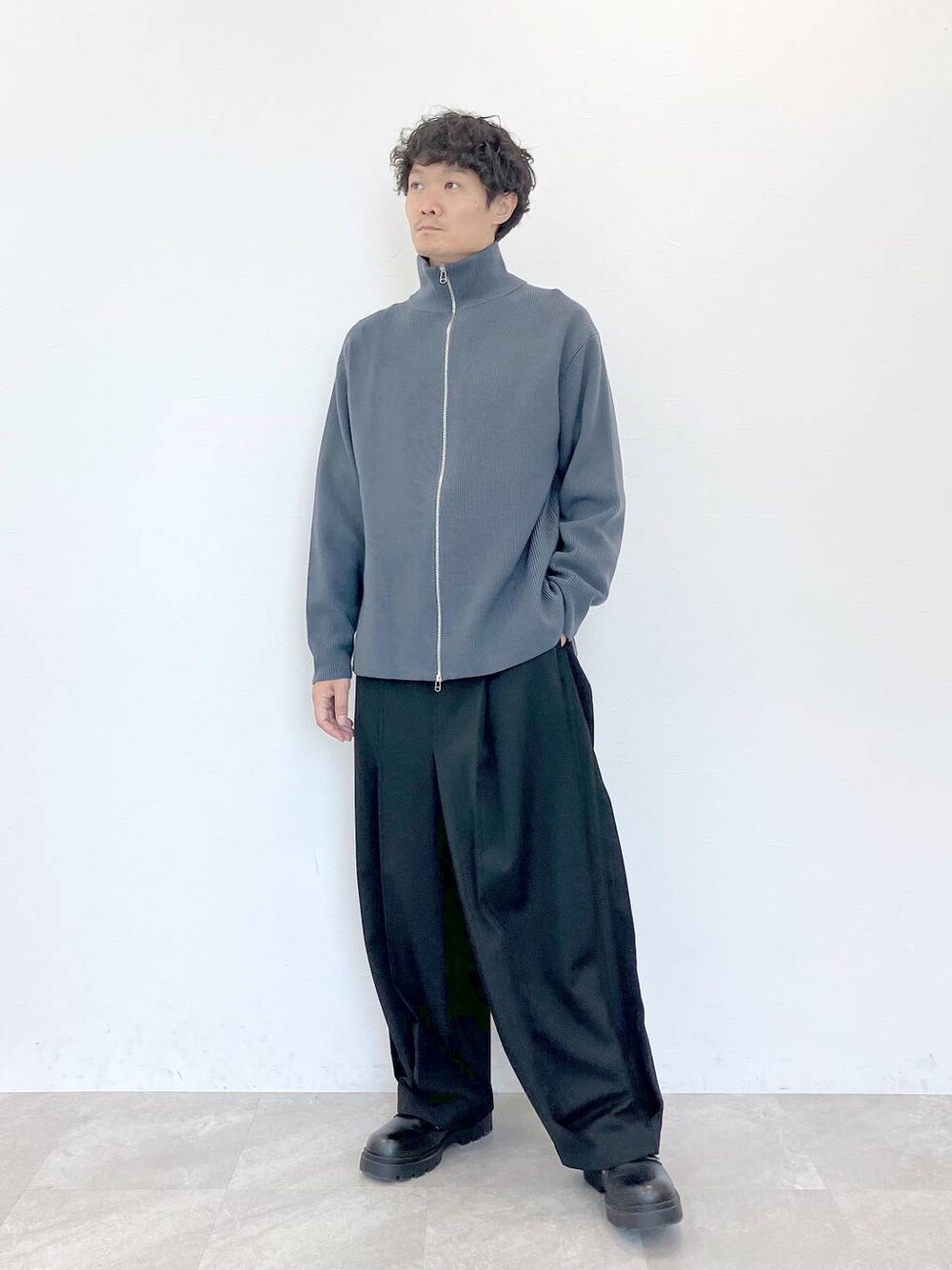 ブラック系のその他パンツ、グレー系のカーディガン/ボレロを着用したメンズの秋コーディネートの1枚目の写真