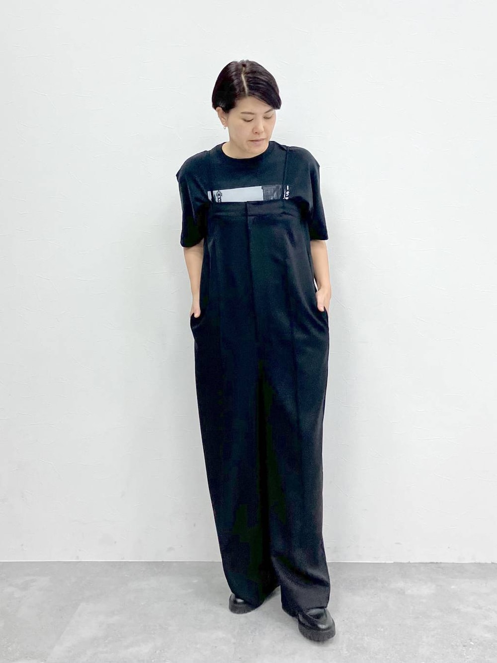 ブラック系のつなぎ/オールインワン、ブラック系のTシャツ/カットソーを着用したレディースの冬コーディネートの1枚目の写真