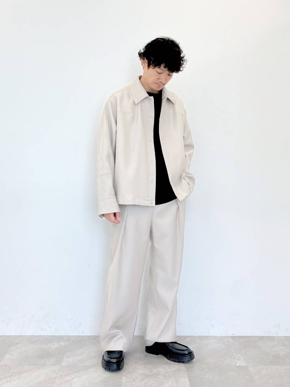 ベージュ系のその他アウター、ブラック系のTシャツ/カットソー、ベージュ系のその他パンツを着用したメンズの夏コーディネートの1枚目の写真