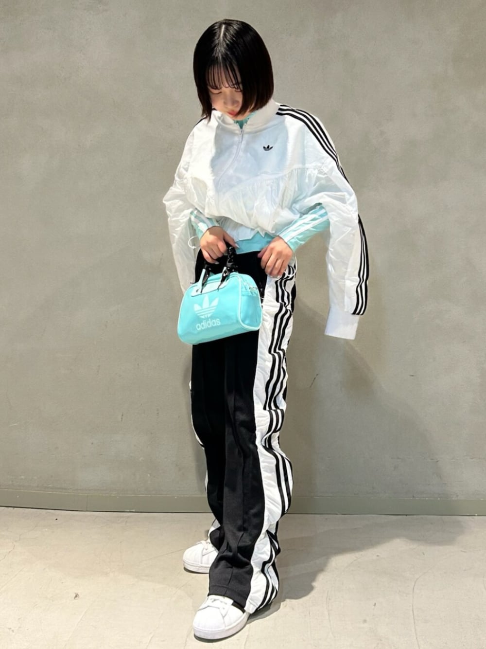 「スニーカー、adidas、ジャージ、ショルダーバック、トラックパンツ、adidas originals、スーパースター、ウインドブレーカー、トラックトップ」｜「adidasのアディダス オリジナルス R3CD ライトウェイトウインドブレーカー ボンバージャケット / アディダスオリジナルス adidas Originals（MA-1、ホワイト系）」を使った、村上さん（レディース・150cm）の春コーディネートの1枚目の写真