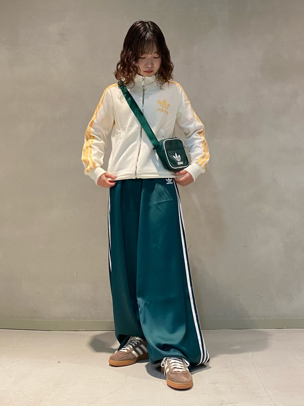 「スニーカー、ショルダーバッグ、adidas、ジャージ、アディダス、トラックパンツ、adidas originals、トラックジャケット、アディダスオリジナルス、ハンドボールスペツィアル」｜「adidasのサテン ワイドレッグ トラックパンツ / アディダスオリジナルス adidas Originals（スウェットパンツ、グリーン系）」を使った、村上さん（レディース・150cm）の春コーディネートの1枚目の写真